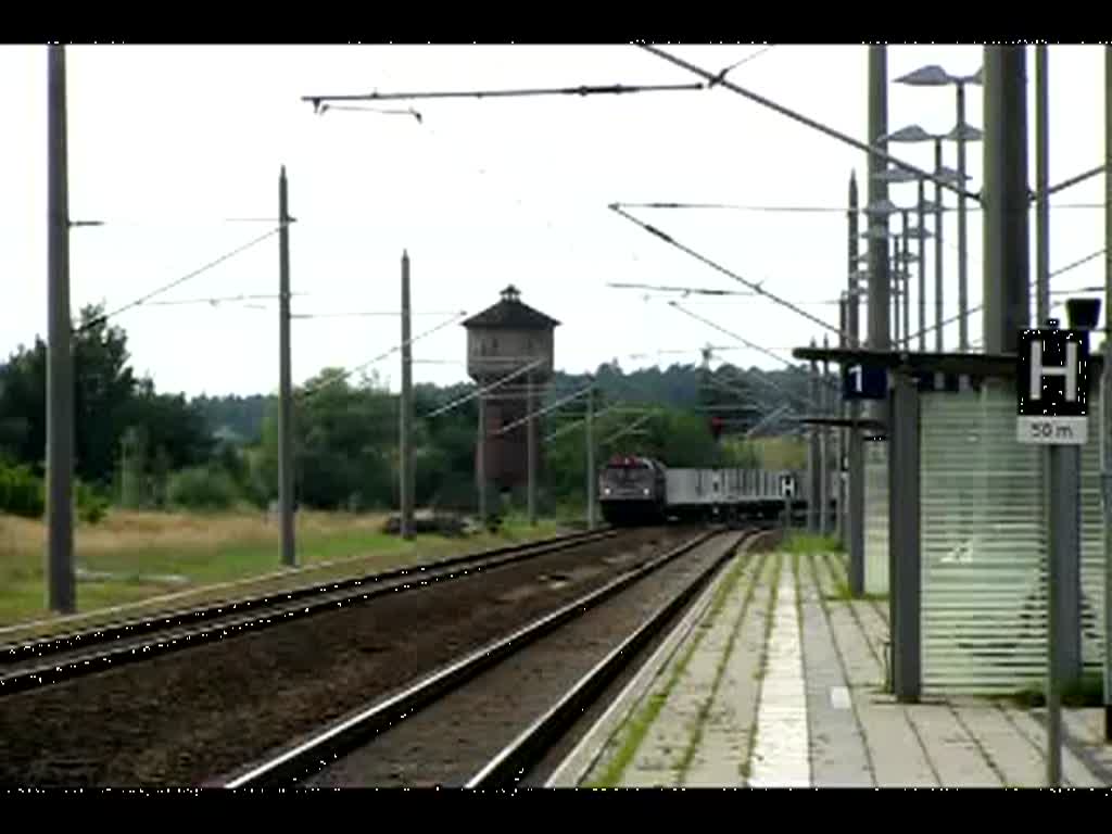 Durchfahrt BR 250 008 -OHE-  Rote Tiger  mit Leer-Gterzug durch den Bahnhof Blankenberg auf dem Wege nach Rostock 08.08.2009