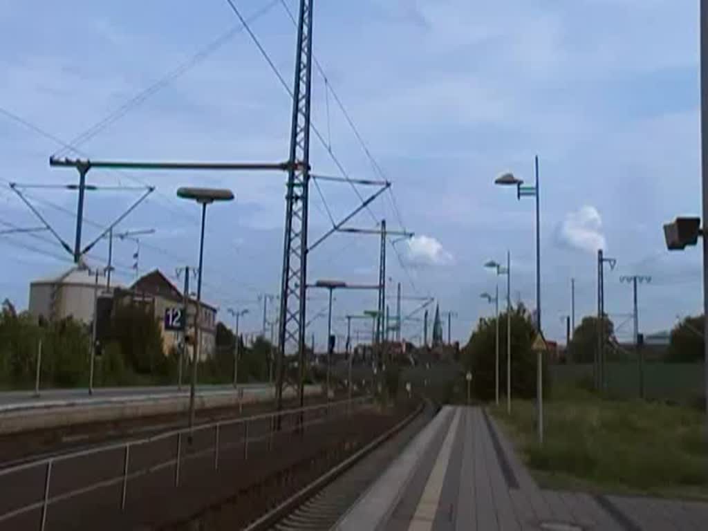 Durchfahrt einer Class 66, mit Kiesszug in Lehrte, am 08.08.10