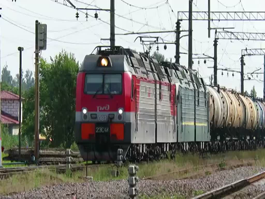 Durchfahrt eines Gterzuges im Bahnhof Царское Село (Zarskoje Selo), bei St. Petersburg, 19.8.17 
2ЭС4К (2ES4K) 087 zieht eine weitere, abgebgelte Lok und gefhlt hundert Wagen. 
Zwischendurch fhrt noch ЭР2T (ER2T) 7195 von Gleis 1 aus.
Zum Schluss gibt es noch einen Blick auf dort gerade abgestellte Baufahrzeuge.