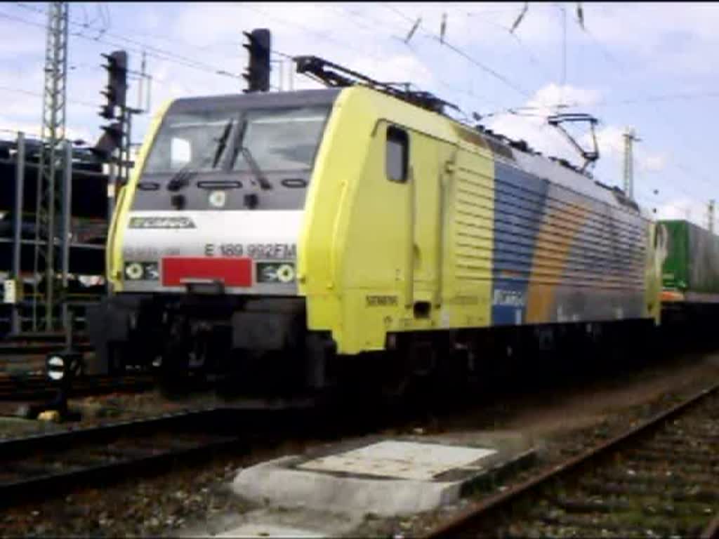 E 189 992FM (ES 64 F4 092) von FM Cargo  European Bulls  beschleunigt ihren KLV-Gterzug ganz langsam aus Basel Bad Bf in Richtung Schweiz. 18.03.08