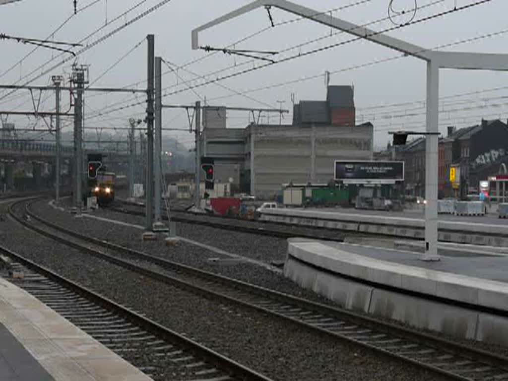 E-Lok 1604 kommt mit ihrem  P Zug aus Richtung Leuven und fhrt um 17.40 in den Bahnhof von Lttich ein. 27.02.2009