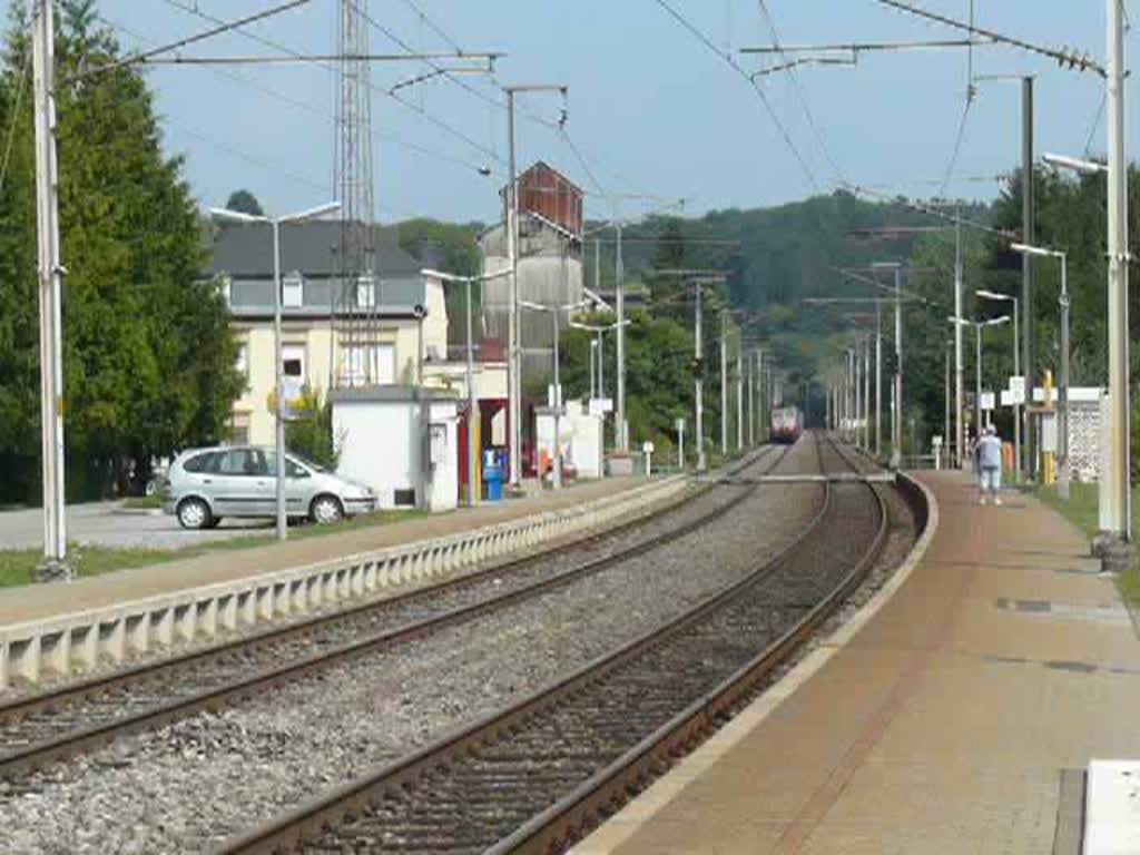 E-Lok 181 218-9 erklimmt mit dem IC aus Koblenz die Steigung zwischen Mertert und Manternach in Richtung Luxemburg. 10.08.09