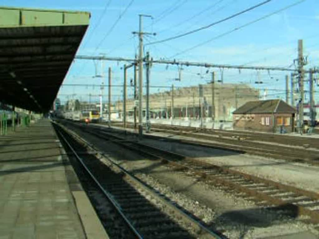 E-Lok 3005 mit Dostos der SNCB verlsst am spten Nachmittag den Bahnhof Luxemburg in Richtung Brssel Midi. 30.09.07