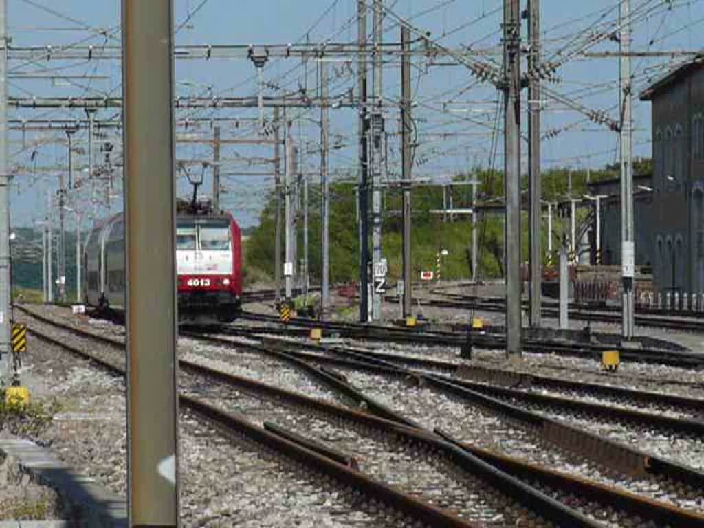 E-Lok 4013 kommt mit Ihrem Zug aus Richtung Esch-sur-Alzette in Ptange an. 01.07.08