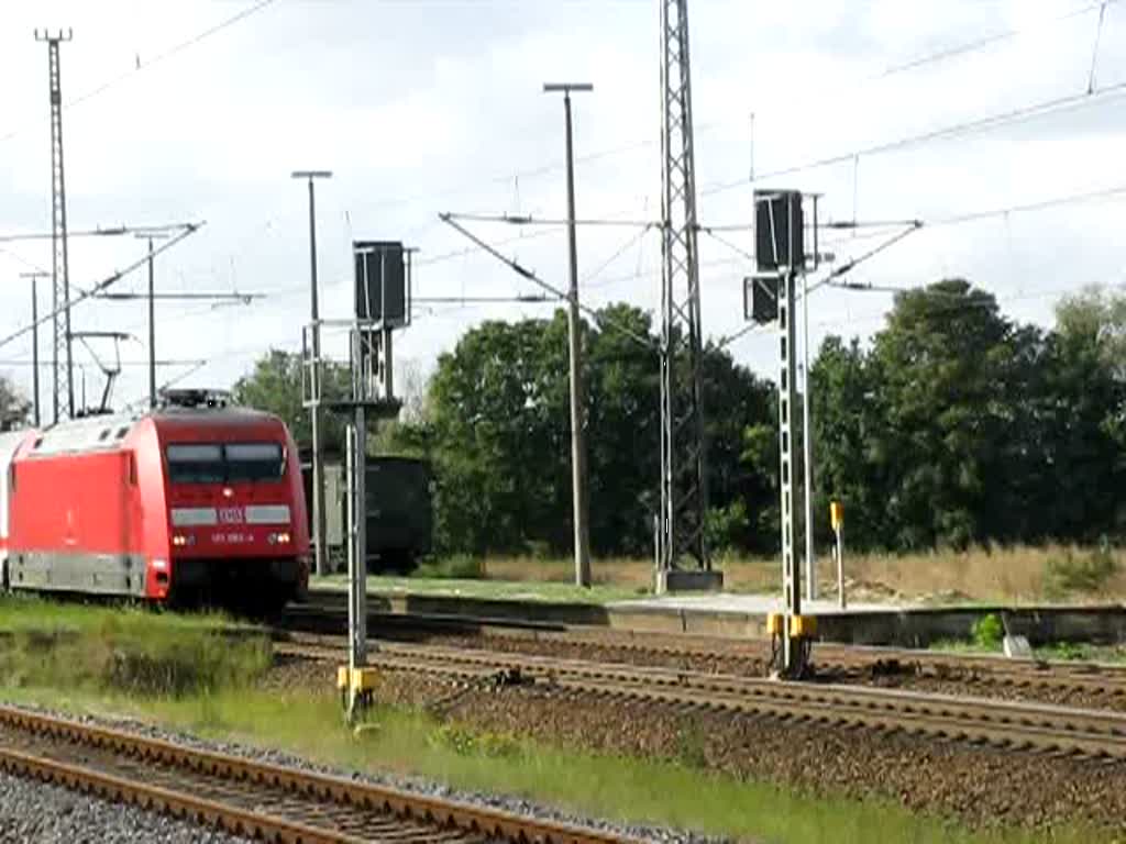 E-Lok BR 101 087-4 -DB AG- mit IC 2182 (Kassel-Stralsund) am Haken durcheilt den Haltepunkt Holthusen 12.09.2009