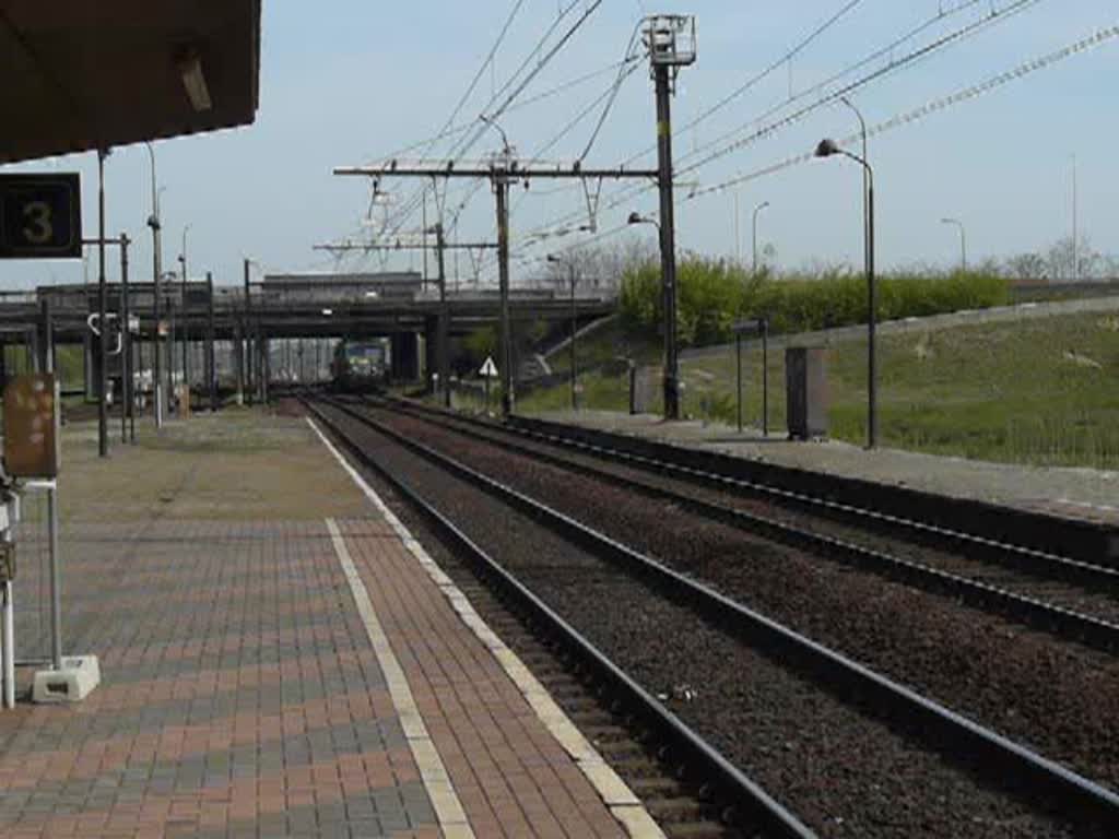 E-Loks 2303 & 2311 kommen mit einem Gterzug aus dem Hafen von Antwerpen und durchfahren am 24.04.2010 die Haltestelle Antwerpen-Noorderdokken.