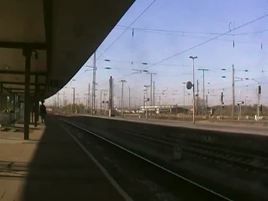 E10 121 mit ihrem Sonderzug: Ruhrgebiets Rundfahrt 1 am 17.04.2010 bei der Ein und Ausfahrt auf Duisburg Hbf
