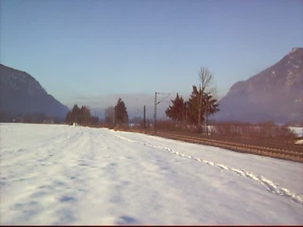 E189 993 zieht ein EC83 nach Verona bei Niederaudorf. 18.02.10