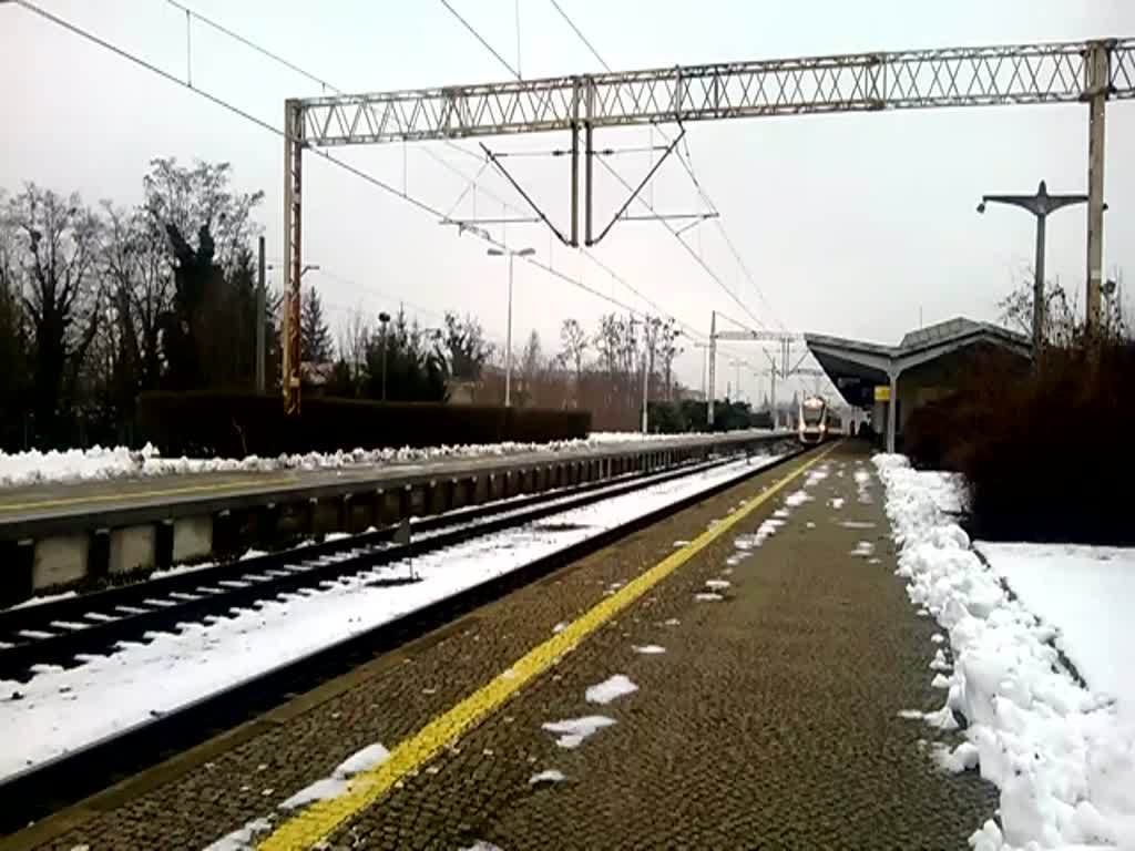 ED78-016 mit R 70405 von Zielona Gora nach Poznan Glowny beim Abfahrt von Zbaszynek, 21.01.2018