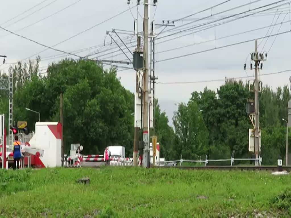 Ein  Сапсан  (Sapsan) Velaro EWS1 fhrt durch Kolpino, nhe Sankt Petersburg, 15.7.17 