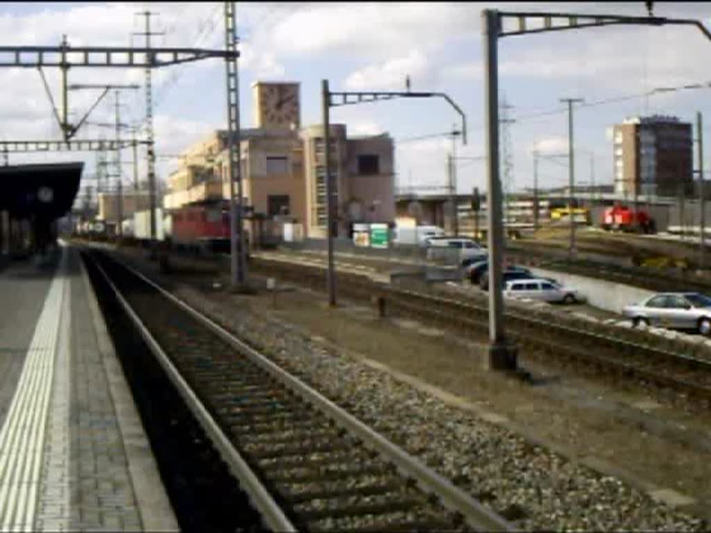 Ein Ae 6/6 mit Gterzug bei der Durchfahrt Muttenz. Gleichzeitig fhrt ein SBB Pendelzug RBDe 560 als S1 nach Basel SBB ein. 18.03.08