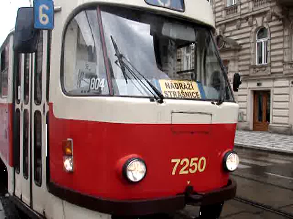 Ein lterer Triebzug der Straenbahn in Prag fhrt ab. Aufgenommen am 13.08.07
