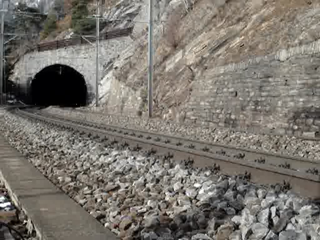 Ein Ambrogio-Geti kommt mit drei Re 485 zum Schluchitnnel hinaus am 06.12.2007