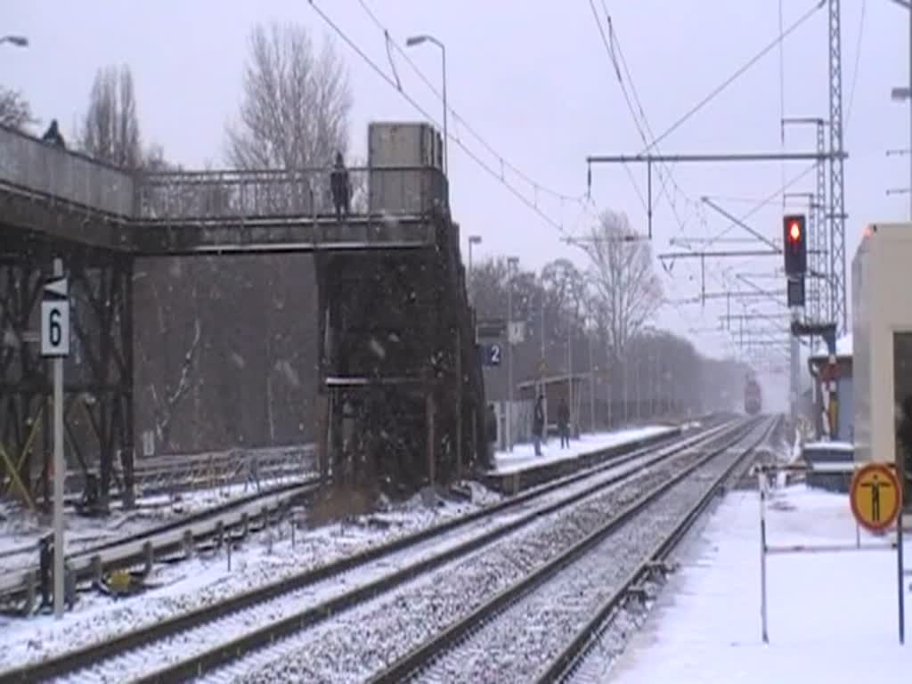 Ein- und Ausfahrt eines Regionalzugs in Berlin Karlshorst. Ungewhnlich fr die RB 14 bzw. den RE 7 ist die Verwendung einer Lok der BR 112, blich sind Loks der BR 114. 9.2.2012