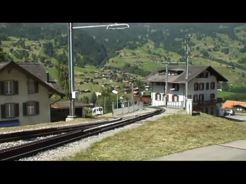 Ein- und Ausfahrt eines Zuges der Wengernalpbahn in Grindelwald am 5.7.2013