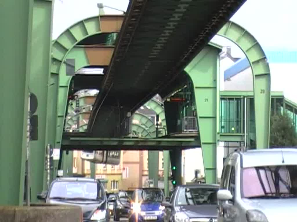 Ein- und Ausfahrt einer Schwebebahn in der Station Bruch, 22.3.2008