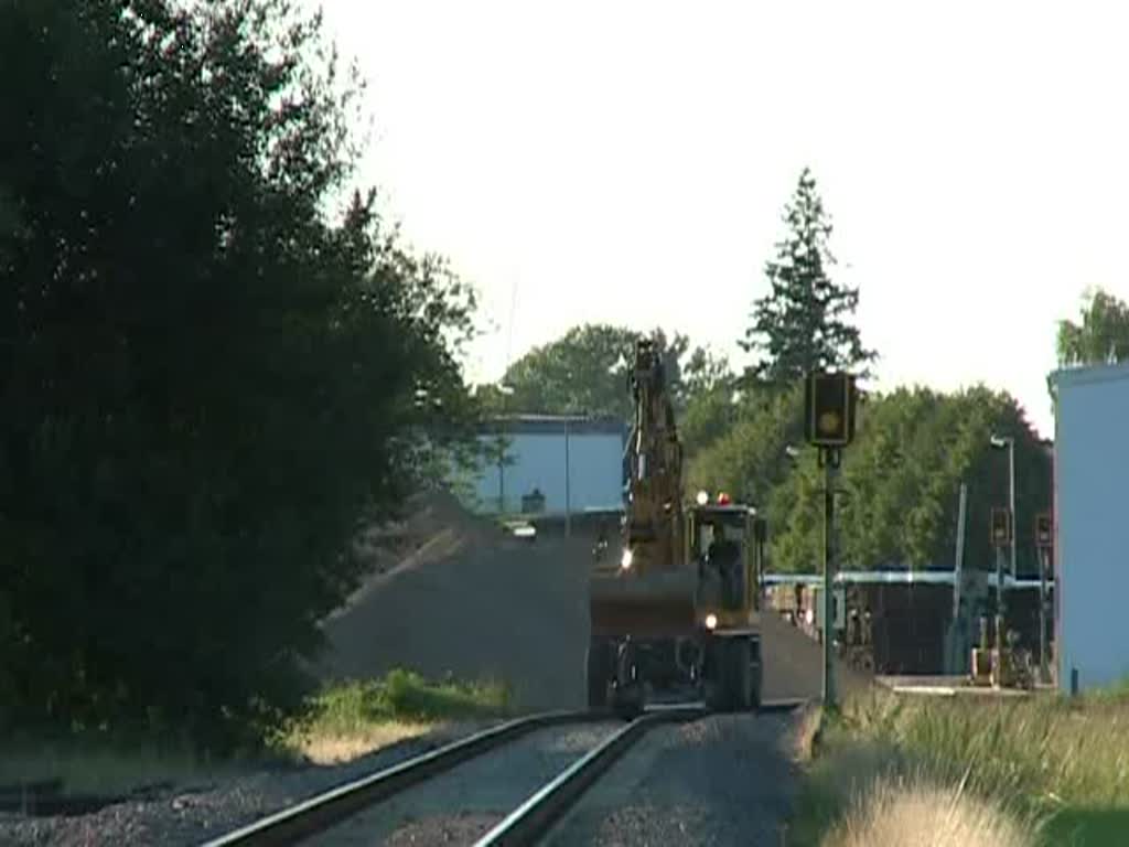 Ein Bagger auf Schienen... Whrend der Bauarbeiten an der Gterverkehrstrecke Schwarzach/Greffern an einem Werktag im Juli 2009 bei Schwarzach gefilmt.