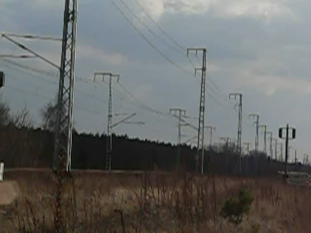 Ein Bahndienstfahrzeug mit ungewhnlicher Ladung (VW-Bus, Wohnwagen) durchfhrt am 9.3.2008 den ehemaligen Rangierbahnhof Wuhlheide.