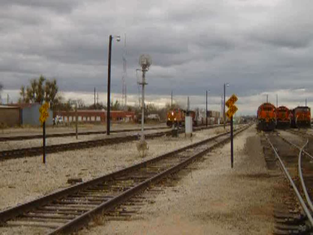 Ein BNSF Gterzug mit Dash-9 Lokomotiven durchfhrt Newton,KS im Oktober 2005... der Huper direkt neben mir war gemein ;)