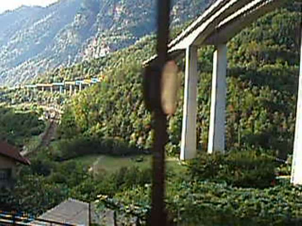 Ein CIS ETR470, bergwrts in der Leventina unterwegs, kreuzt unseren Interregio-Zug am 06. Okt. 2003