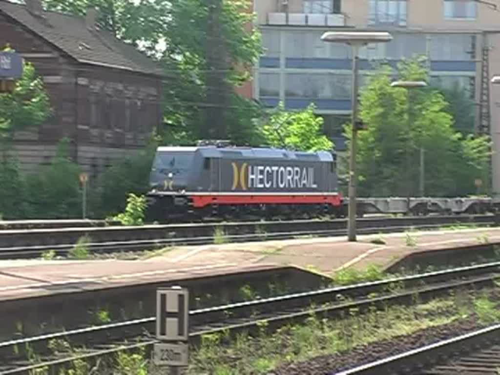 Ein Containerzug, gezogen von einer Lokomotive der Firma Hectorrail passiert am 14. Mai 2008 den Bahnhof Frth (Bayern).