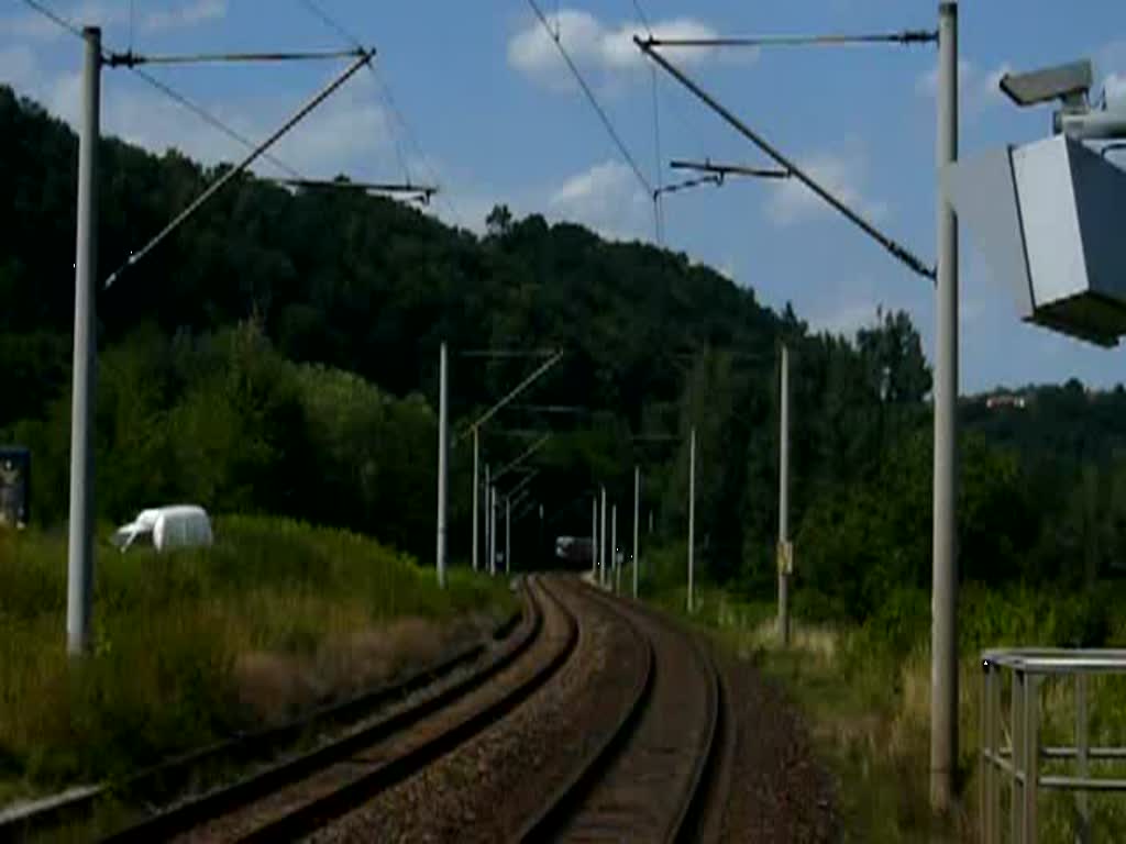 Ein Desiro biegt um die Kurve und erreicht den Bahnhof Zeutsch auf Gleis 1. Die Fahrt geht nach Saalfeld (Saale). (16.07.2009)