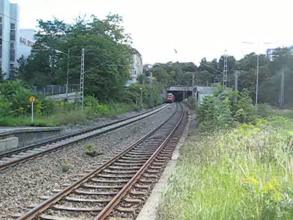 Ein Doppelstockszug legt sich in Stuttgart-Feuerbach in die Kurve. 18. August 2008.