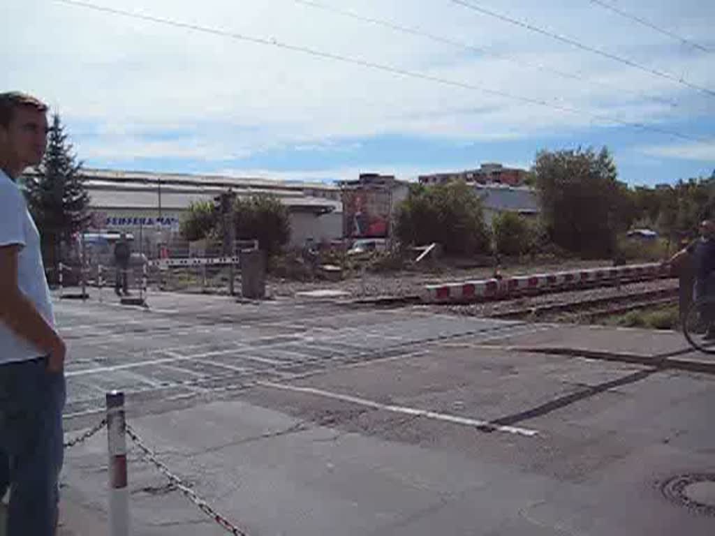 Ein Dosto geschoben von Br 146 passiert am 23.8. 07 um 15: 43 Uhr als IRE 5184 von Konstanz nach Karlsuhe den Bahnbergang Konstanz- Petershausen. In 3 Stunden wird er den Endbahnhof der Schwarzwaldbahn Karlsruhe Hauptbahnhof erreichen.