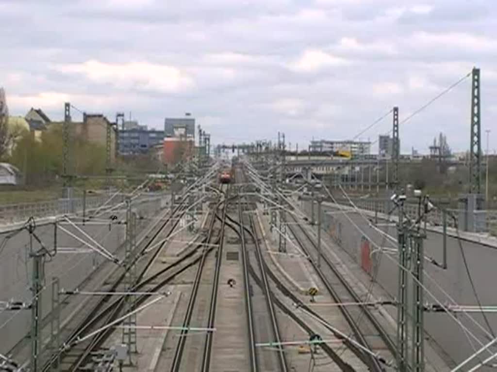 Ein EC aus Ostseebad Binz nach Prag mit tschechischen Wagen und ein Regionalzug treffen sich nördlich des Berliner Hauptbahnhofes. In einer weiteren Szene fährt ein zweiteiliger ICE-T in Richtung Gesundbrunnen, dafür muss er eine kräftige Steigung schaffen. 19.4.2008