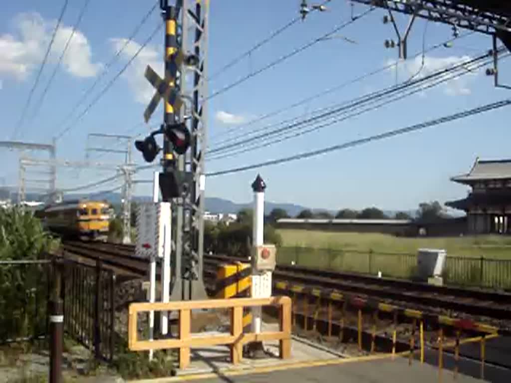 Ein EMU 3000 der Kintetsu auf der Kintetsu Nara Linie als Limited Express von Kintetsu-Nara nach Kyoto kurz vor dem Bahnhof Yamato-Saidaiji