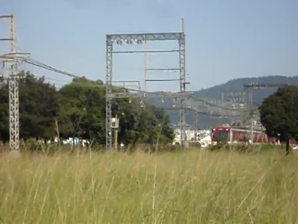 Ein EMU 3200 der Kintetsu auf der Kintetsu Nara Linie als Rapid Express vom Bahnhof Kintetsu-Nara nach Osaka-Namba kurz vor dem Bahnhof Yamato-Saidaiji