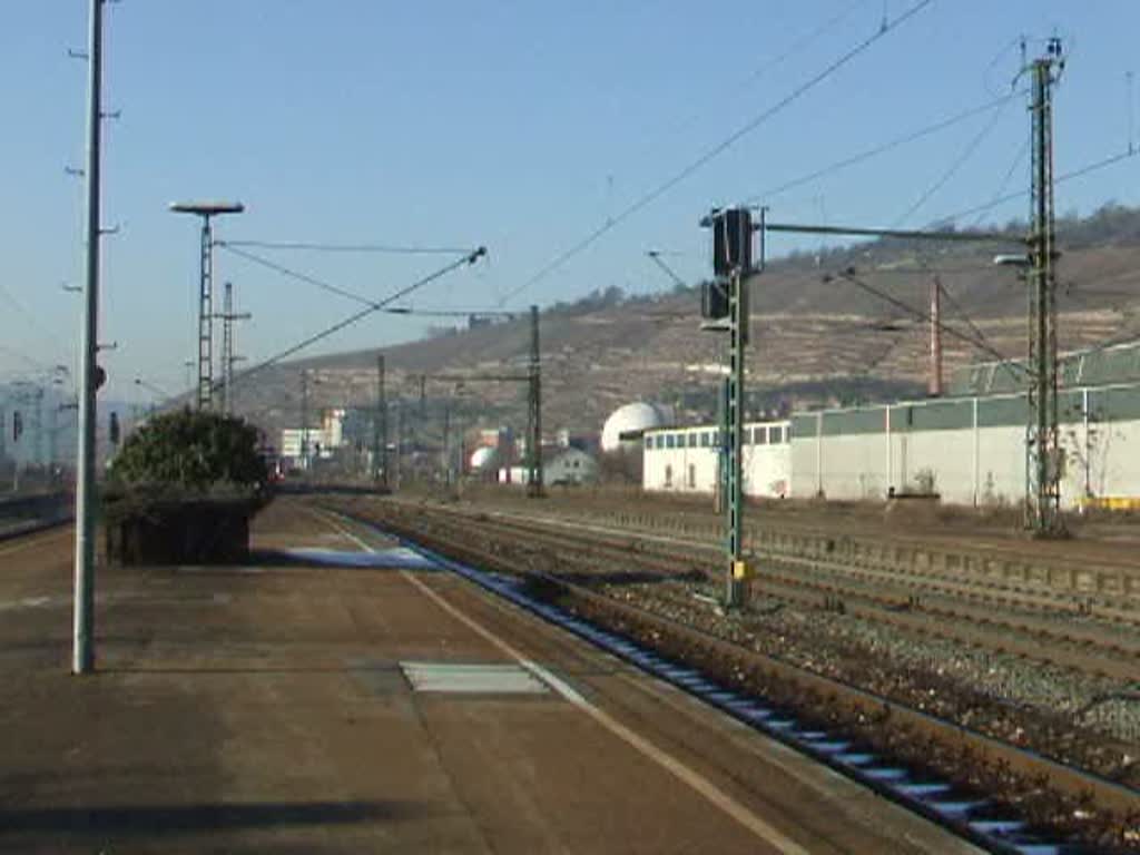 Ein ET 425 Vollzug als RE nach Ulm Hbf, der seit Fahrplanwechsel auf dieser Route fhrt, fhrt in den Bahnhof Esslingen (Neckar) ein (24.12.2007)