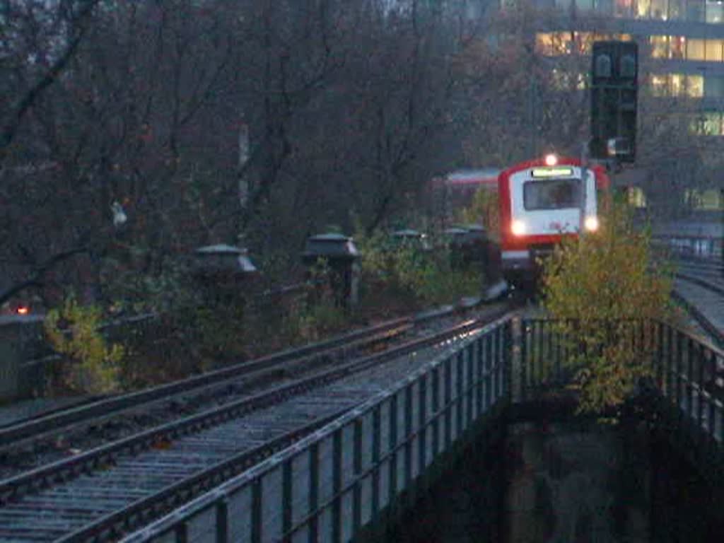 Ein ET 472 der S-Bahn Hamburg am 20.11.2008 in Hamburg-Dammtor.