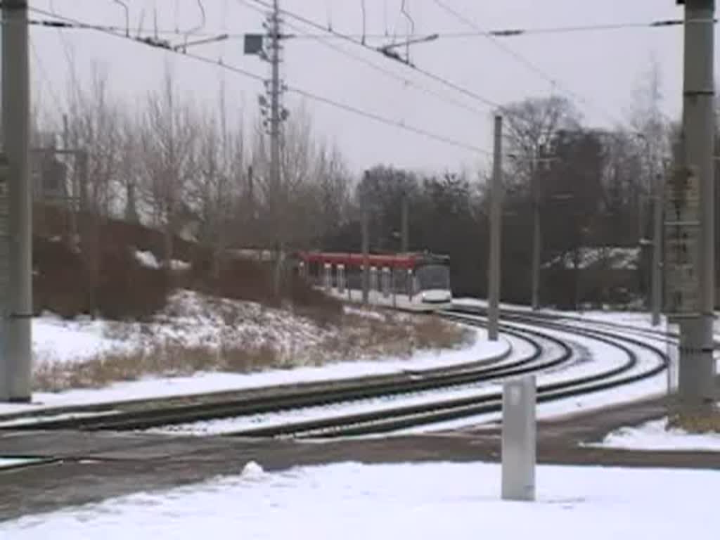 Ein EVAG-Combino hat sich gerade auf den Weg gemacht. Sein zweiter Halt auf der Strecke ist das Katholische Krankenhaus. 20.2.2009