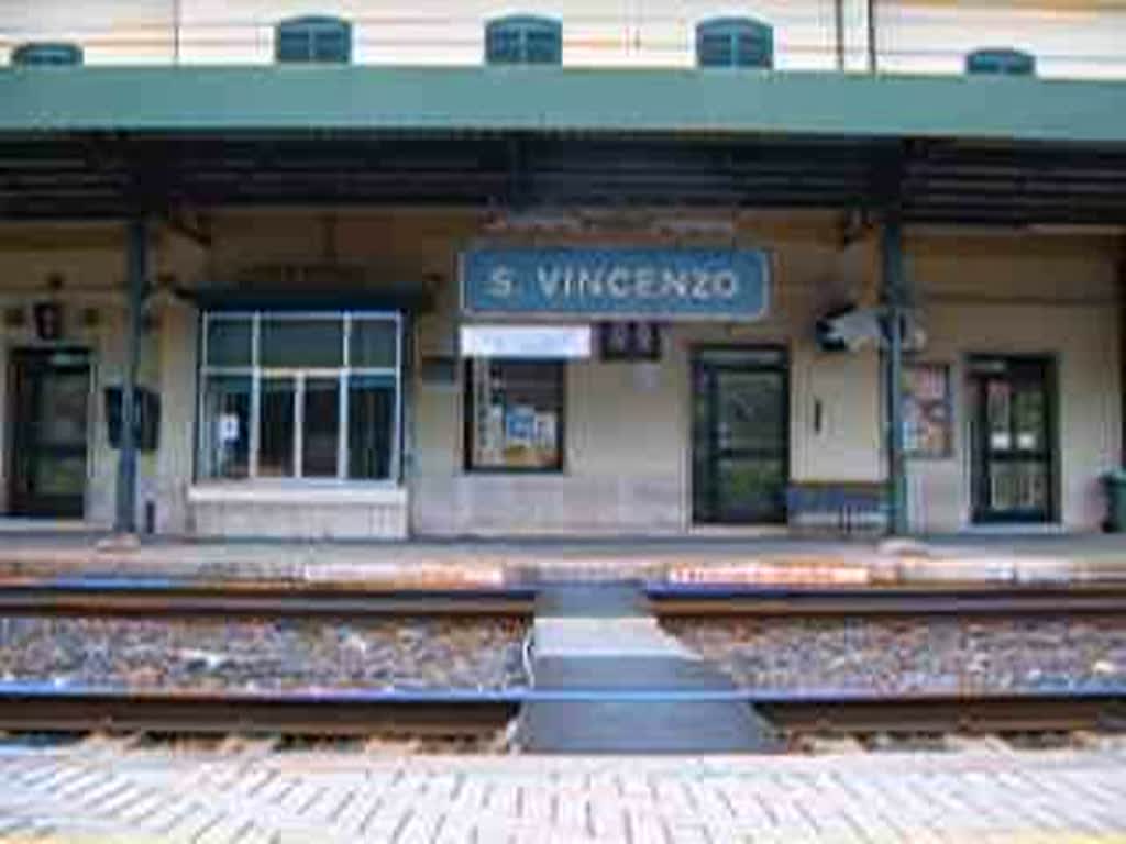Ein FS Schnellzug rast mit ca. 150 Km/h durch den Bahnhof San Vincenzo (Toskana). (2005)