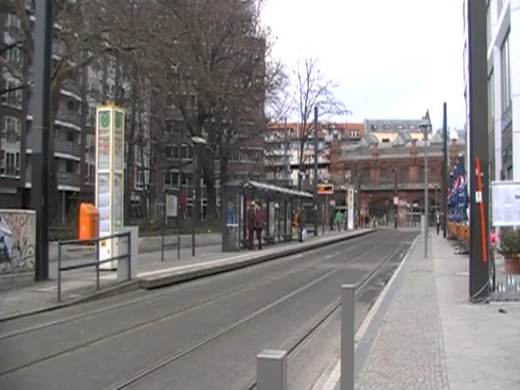 Ein GT6N in der Fugngerzone am Hackeschen Markt / Henriette-Hertz-Platz in Berlin. Fugnger anklingeln is' eigentlich nich ... aber man kann ja mal ne Ausnahme machen :-) 25.2.2012