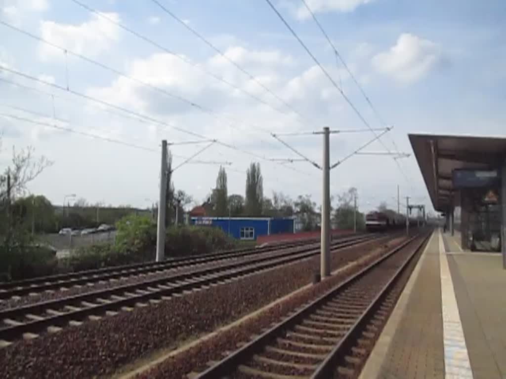 Ein Güterzug bespannt mit Zuglok der Baureihe 142 xxx x durch fährt den Bahnhof Dresden - Dobritz in Richtung Heidenau / Pirna. 07.04.2014