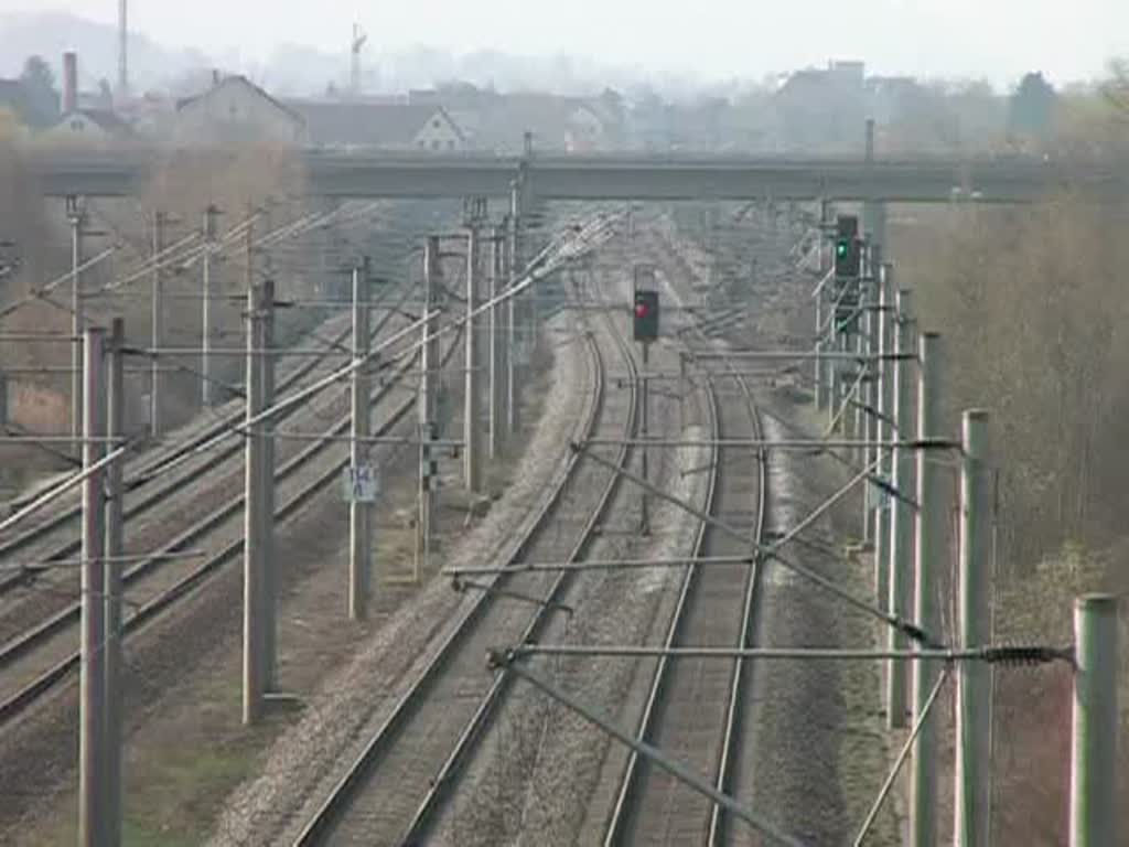 Ein Gterzug und ein kleiner Bauzug (?) auf der Schnellfahrstrecke Karlsruhe-Offenburg am 3. April 2009. (1:09 Minuten)