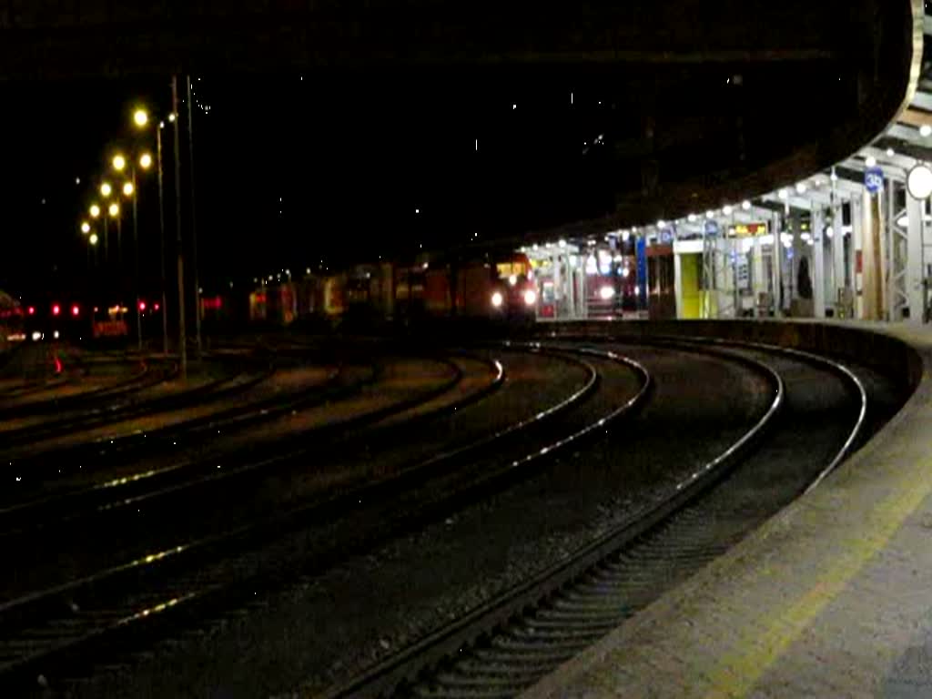 Ein GZ mit 182 011 und 1144 fahren durch Kufstein am 24.03.2010