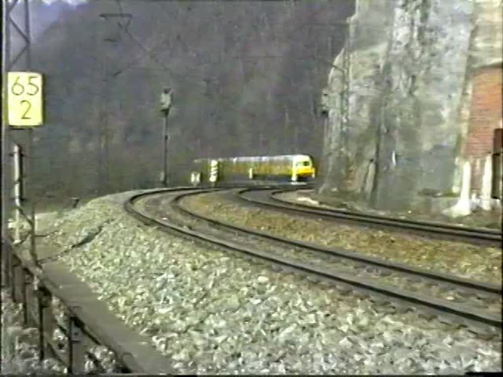 Ein  Harzer Roller  (kanarienvogelgelbe Farbe) aus dem Weserbergland (BZA Minden) ber die Geislnger Steige auf der Schwbischen Alb; 719 001-1 im Juni 1996.