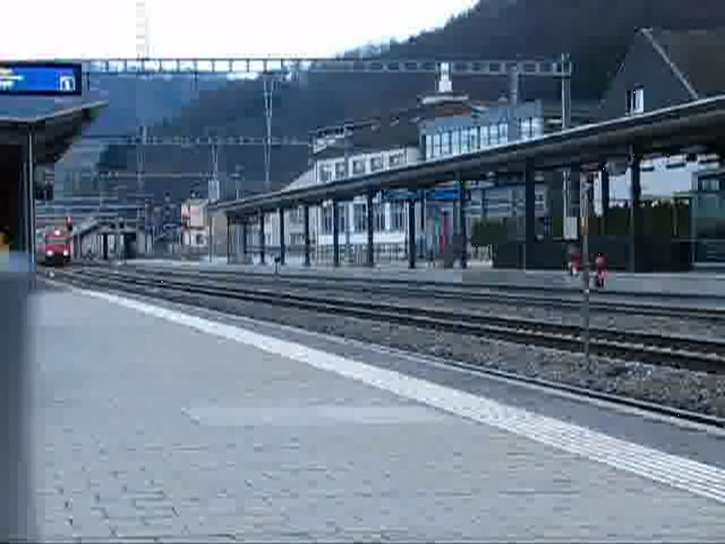 Ein IC 2000 und eine Re 4/4 II mit ihrem IR fahren durch Sissach am 24.02.2009