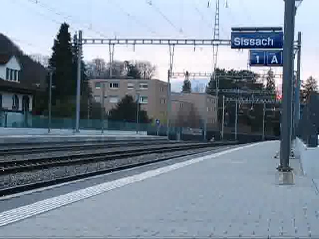 Ein IC von Basel nach Bern fhrt am 24.02.2009 durch Sissach. Der Speisewagen trgt als einziger noch die alten Farben. 