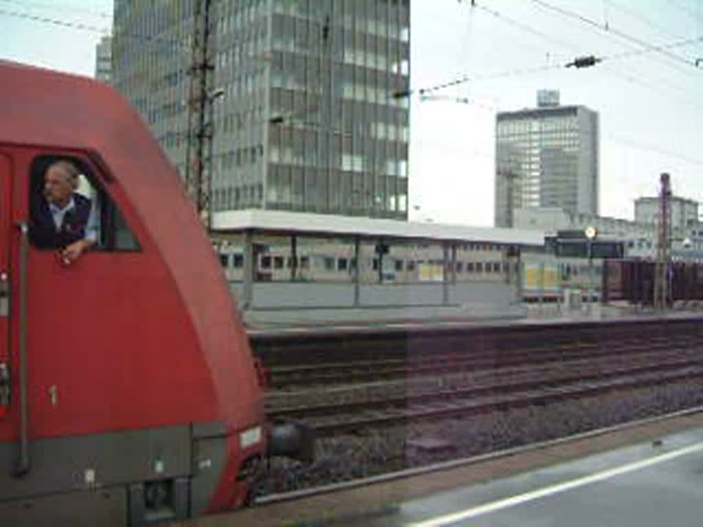 Ein IC fhrt ziemlich rasant aus Essen Hbf in Richtung Duisburg aus. Vorne und hinten je eine Br 101.