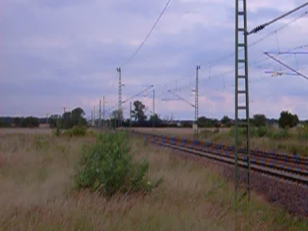 Ein IC der mit BR 101 aus Richtung Wittenberg geschoben kommt begegnet in Grfenhainichen einer Lok der BR 185, komplett ohne Eigentmer-Beschriftung, mit einem Gterzug in Richtung Wittenberg. Gefilmt am 22.07.08.