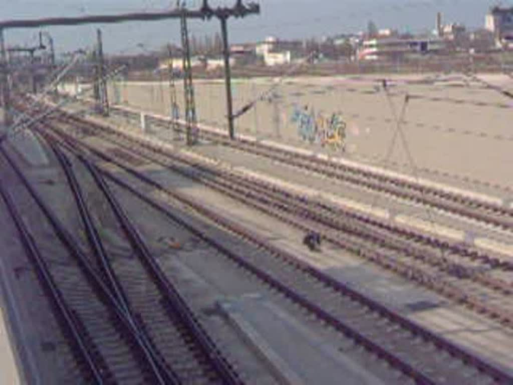 Ein IC mit Br 120 fhrt, aus Richtung Stralsund kommend, in Berlin Hbf(tief) ein.