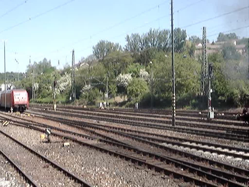 Ein IC von Nrnberg Hbf nach Karlsruhe Hbf, kurz vor dem Bahnhof Aalen, rauscht an einem Dampfzug der Br. 64 419.   Neues berhohlt altes  ... :-) Aufgenommen am 09.05.07