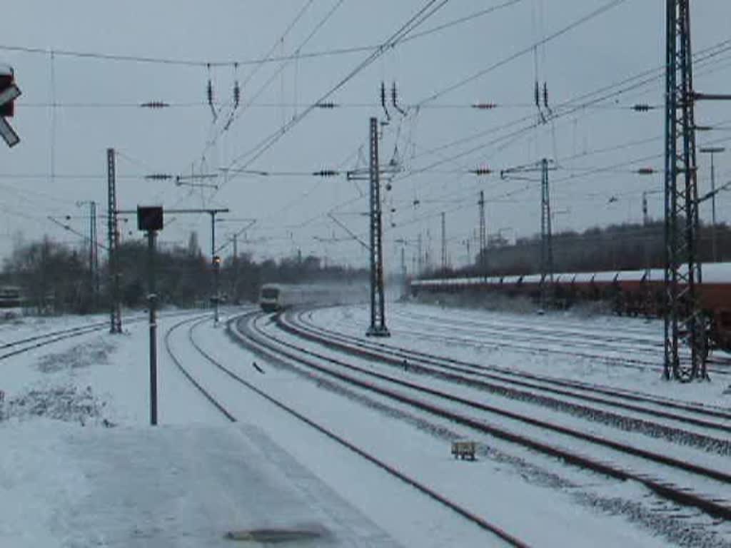 Ein IC passiert am 03.01.2010 den verschneiten Hp Bochum-Ehrenfeld in Richtung Dortmund.