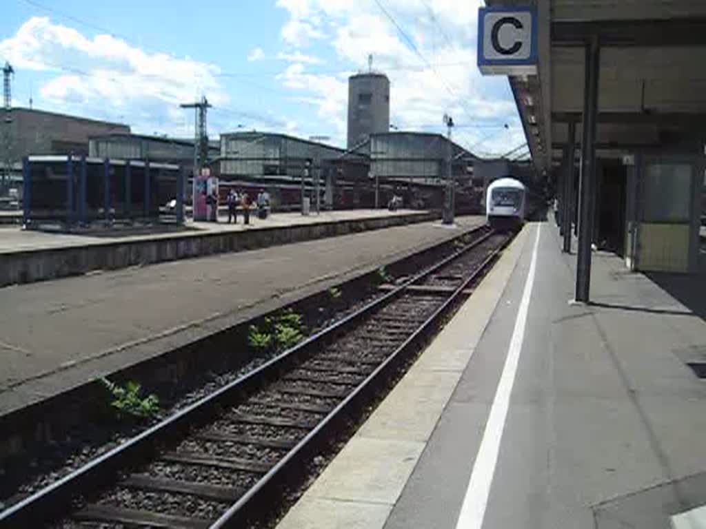 Ein IC Steuerwagen fhrt, geschoben von einer 101, aus dem Stuttgarter HBF aus. 18. August 2008.