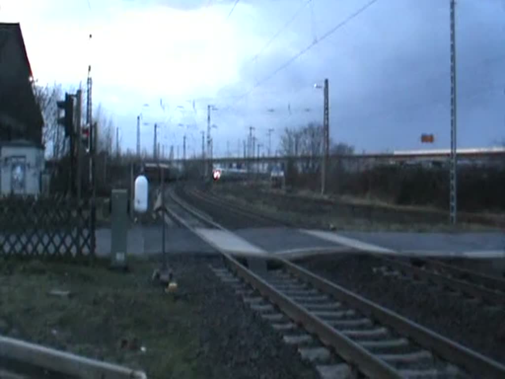 Ein ICE 1 kommend aus Hanau Hbf am Bahnbergang am BW aufgenommen am 08.01.11 