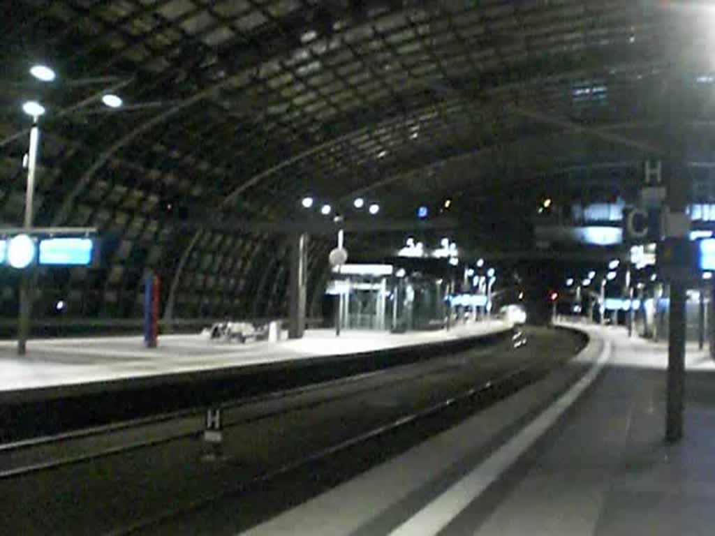 Ein ICE aus Kln fhrt ein in den Berliner Hauptbahnhof.